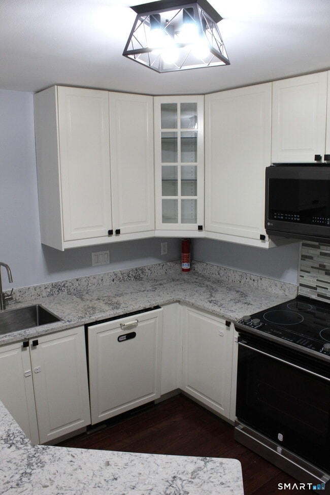 Building Photo - 8 Rose Ln