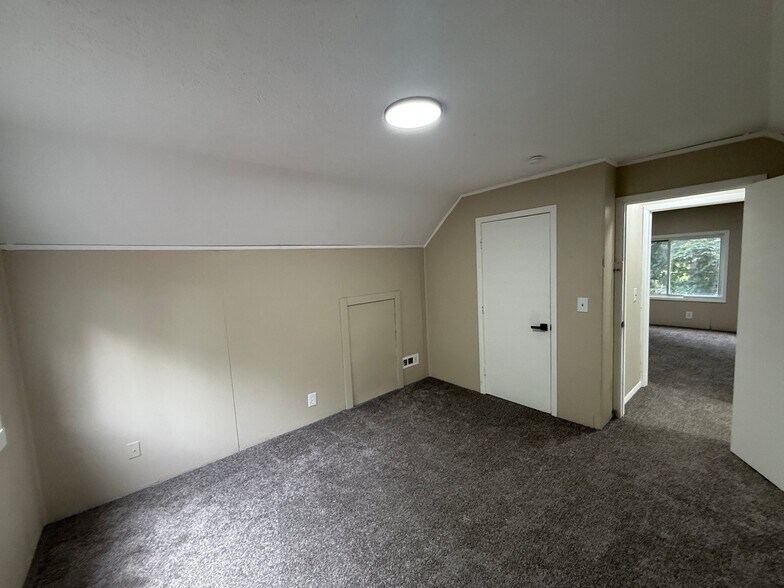 Building Photo - 5636 Drake Ave