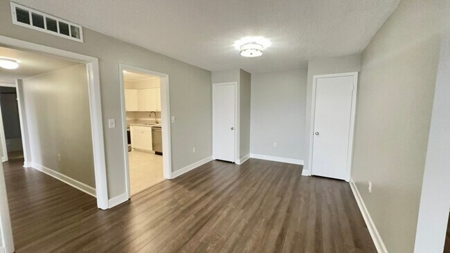 Building Photo - Newly Renovated Condo Located In Highly Desirable Area Of Forest Acres!