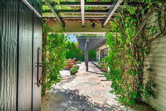 Building Photo - 839 N Avenida Olivos
