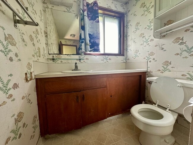 Building Photo - 3 bedroom, single level, 3-car garage spac...