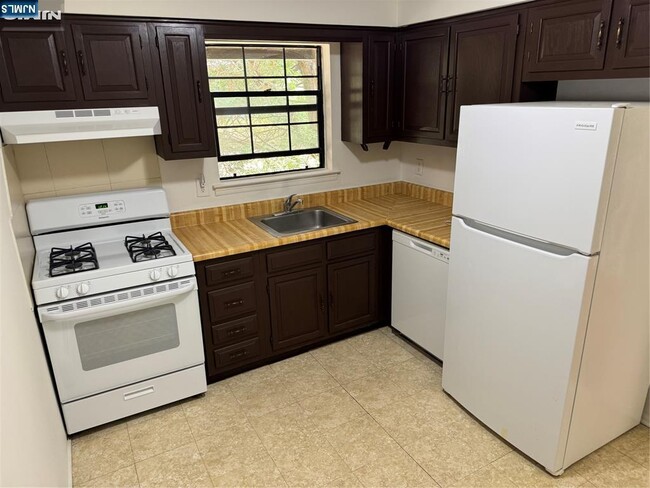 Building Photo - 244 Collignon Way