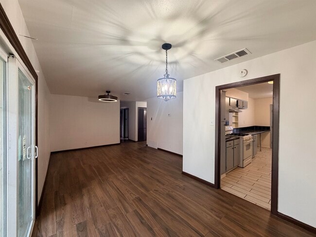 Building Photo - 699 Banyan Ct