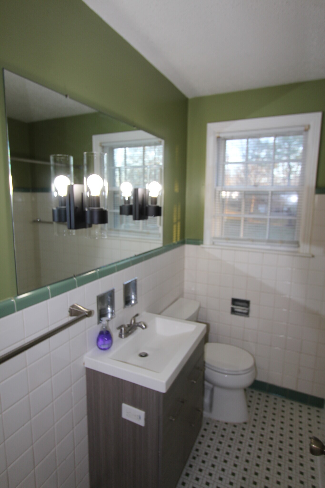 Building Photo - 2313 Ingleside Dr