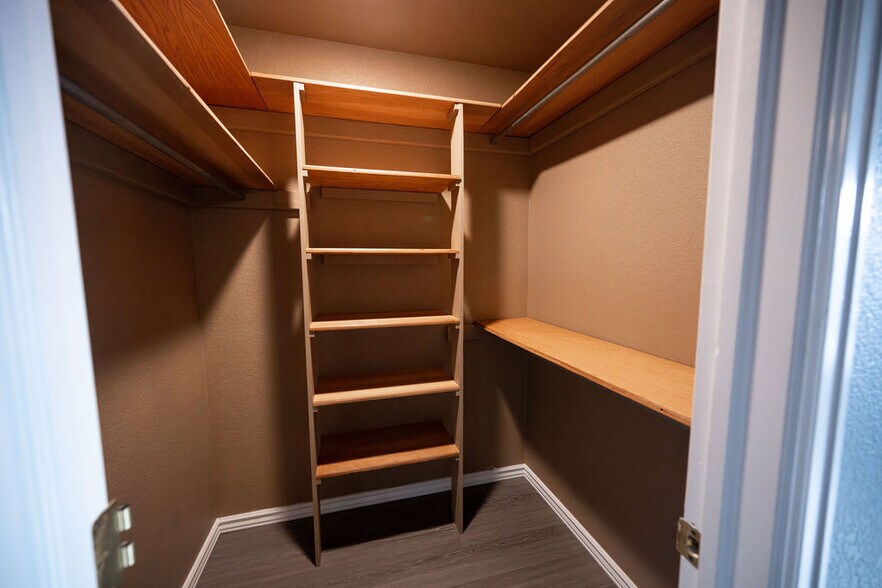 Building Photo - 350 Plowman Ct