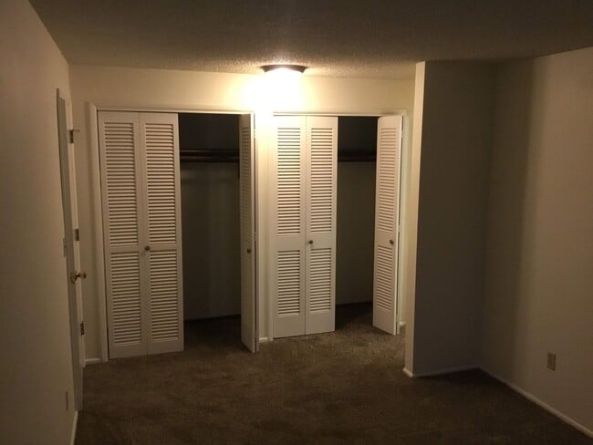 Building Photo - 3 bedroom 2 bathroom Duplex