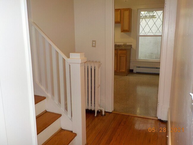 Building Photo - Available 6/1/25 Charming Two Story Single...