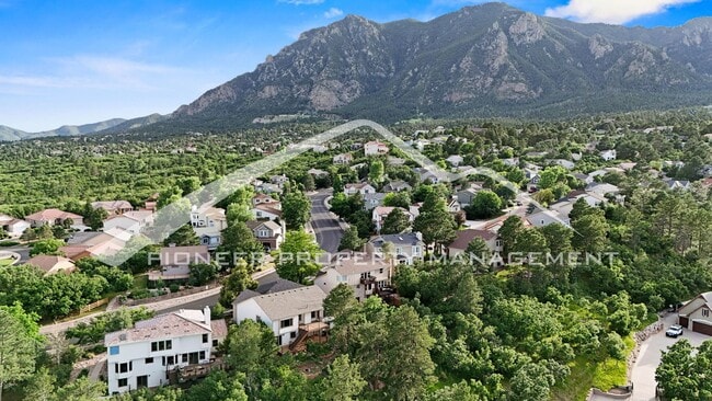 Building Photo - 5 bed/3 bath Main-Level Living with Design...