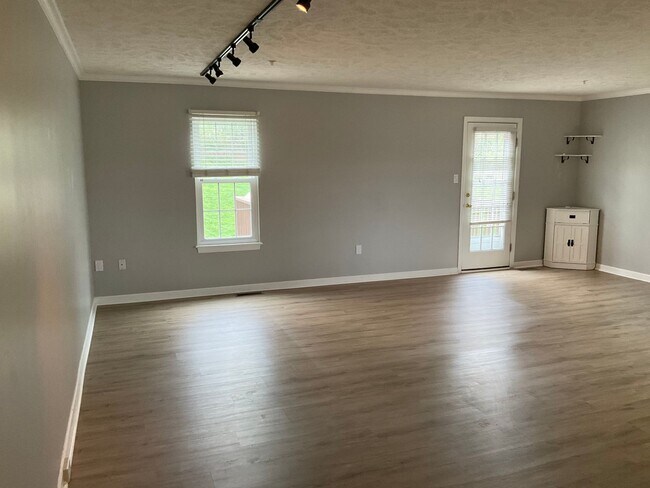 Building Photo - Large 3 Bedroom 2.5 bath townhome with additional finished room.