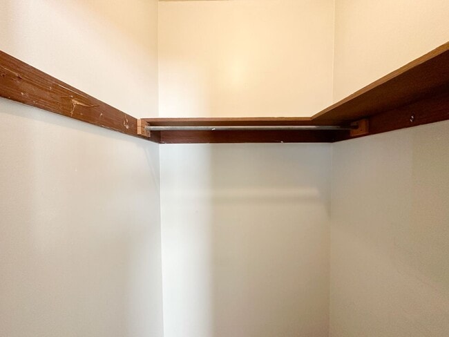 Building Photo - Beautiful 1 Bedroom Home Near Sorority Row!!!