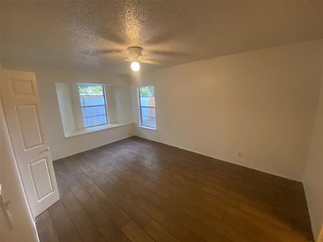 Building Photo - Large 2/2 duplex with a 2 car carport