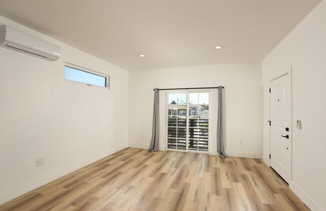 Building Photo - Sanit(4537)