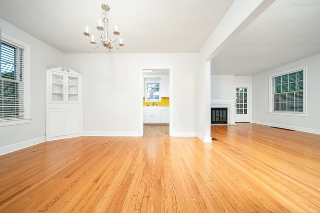 Building Photo - Charming 4BE/2BA home in the fantastic est...