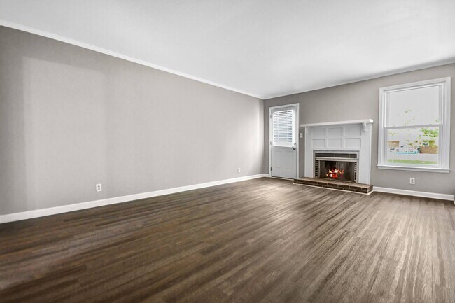 Building Photo - Pet Friendly Three Bedroom!