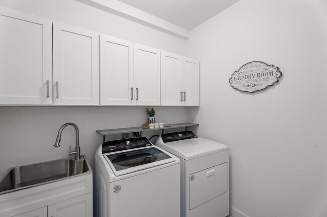 Building Photo - 5892 SE Sky Blue Cir