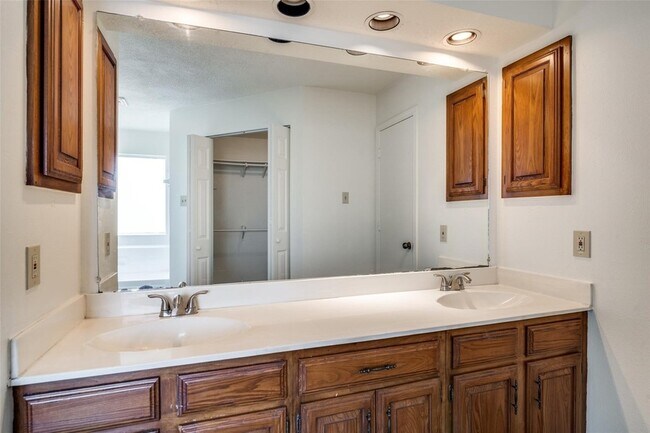 Building Photo - 621 Via La Paloma
