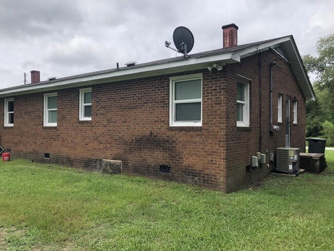 Building Photo - 4019 Laurinburg Rd