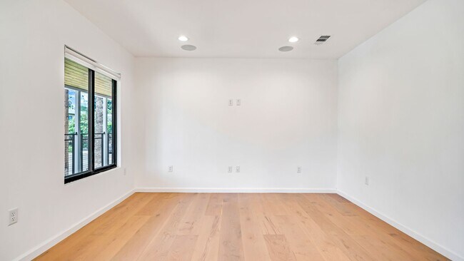 Building Photo - 1570 Myra Ave