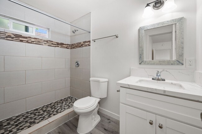 Building Photo - Detached 2 bed!