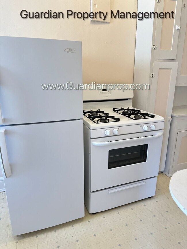 Building Photo - Top Floor Studio Lakes Uptown Apartment, Blocks from Both Lakes, Hardwood Floors, One Month Free