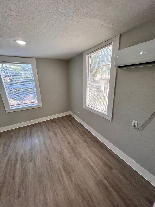 Building Photo - Move In Ready 3-Bedroom Apartment! **MOVE-IN SPECIAL**