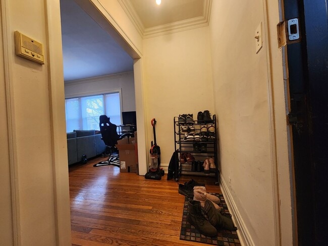 Building Photo - Spacious 2 Bed/1 Bath In Andersonville
