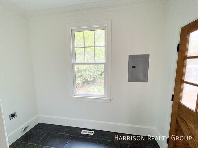Building Photo - Beautifully Renovated Home In Historic Boy...