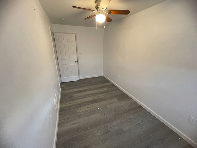 Building Photo - 2 bedroom Apartment in Mt Washington!