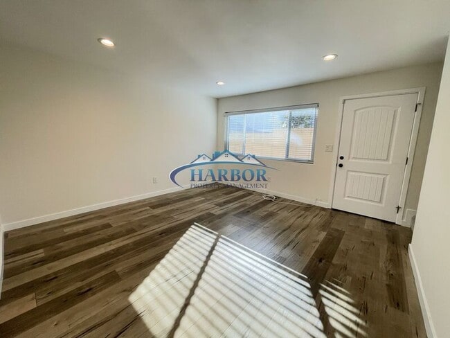 Building Photo - 677 W 39th St