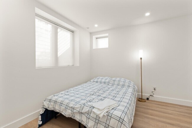 Building Photo - 2 Soden St