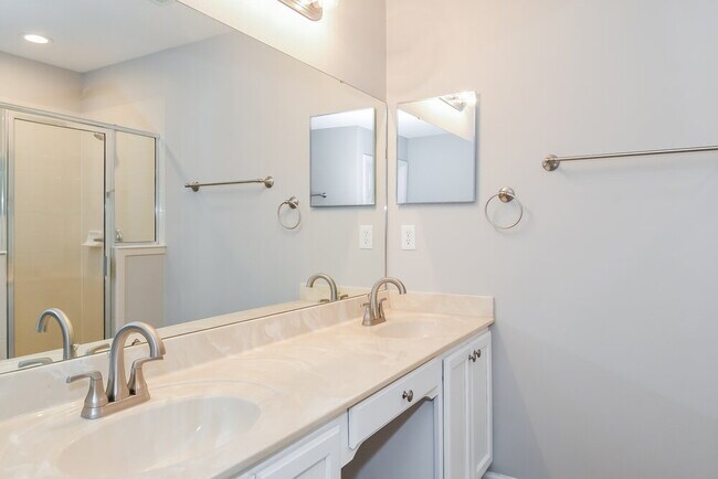 Building Photo - 2549 Fox Hill Ln