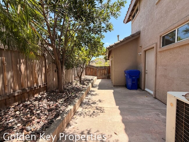 Building Photo - Move-in ready 4 bedroom / 3 bathroom home in Oceanside!
