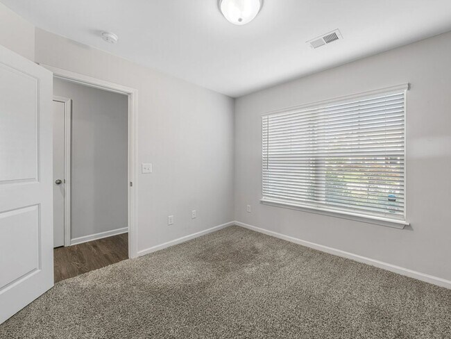 Building Photo - Stylish 3BR/2BA Home with Bonus Room in Gr...