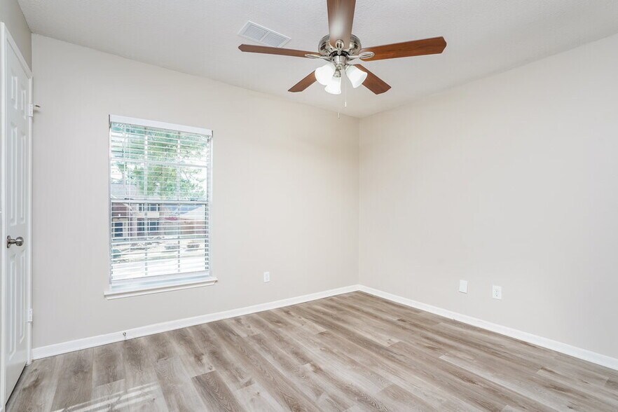 Building Photo - 18162 Holly Green Dr