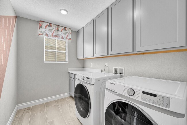 Building Photo - Former Model Home - Superb townhome in great location!