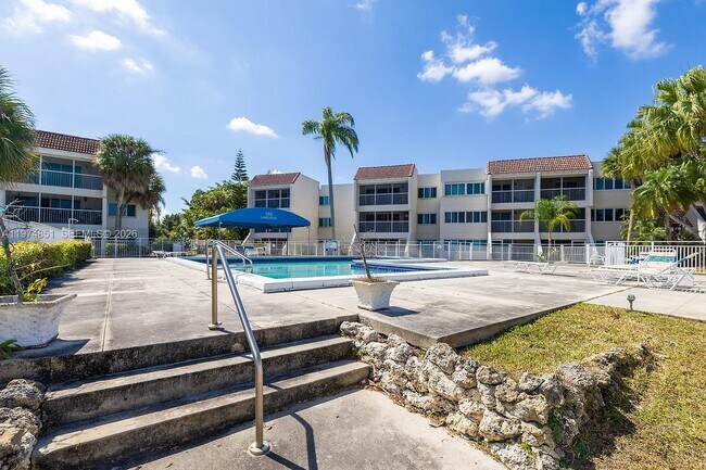 Building Photo - 140 Lakeview Dr