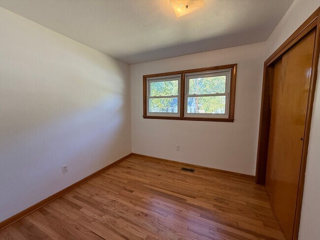 Building Photo - Three Bedroom Ranch