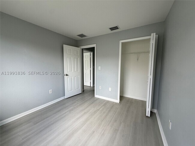 Building Photo - 1586 SE 27th Ct