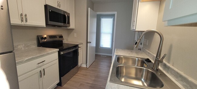 Building Photo - Clean 3 bedrooms, 2 baths, single garage w/remote control, and fenced yard!!