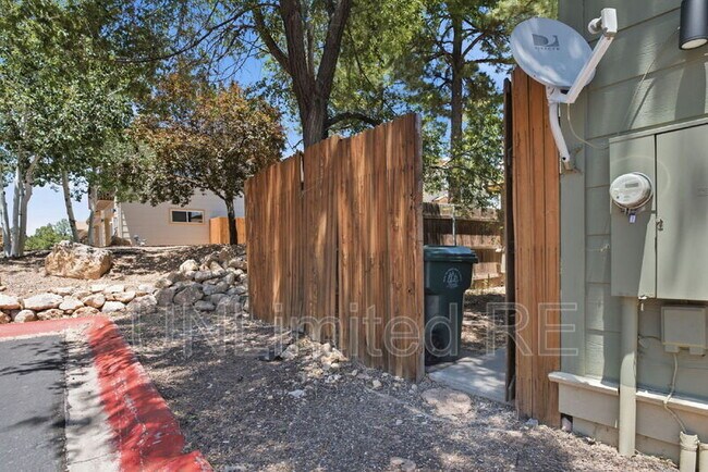 Building Photo - 1456 E Russ Way