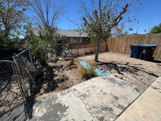 Building Photo - "Cozy 2-Bedroom Haven in North Las Vegas – 810 Sq Ft of Comfort on Harvard St!"