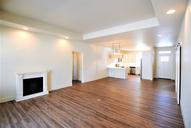 Building Photo - 1712/1714 Danny Boy Ln. Duplex