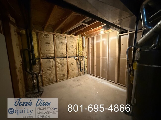Building Photo - 108 W Oaks Dr