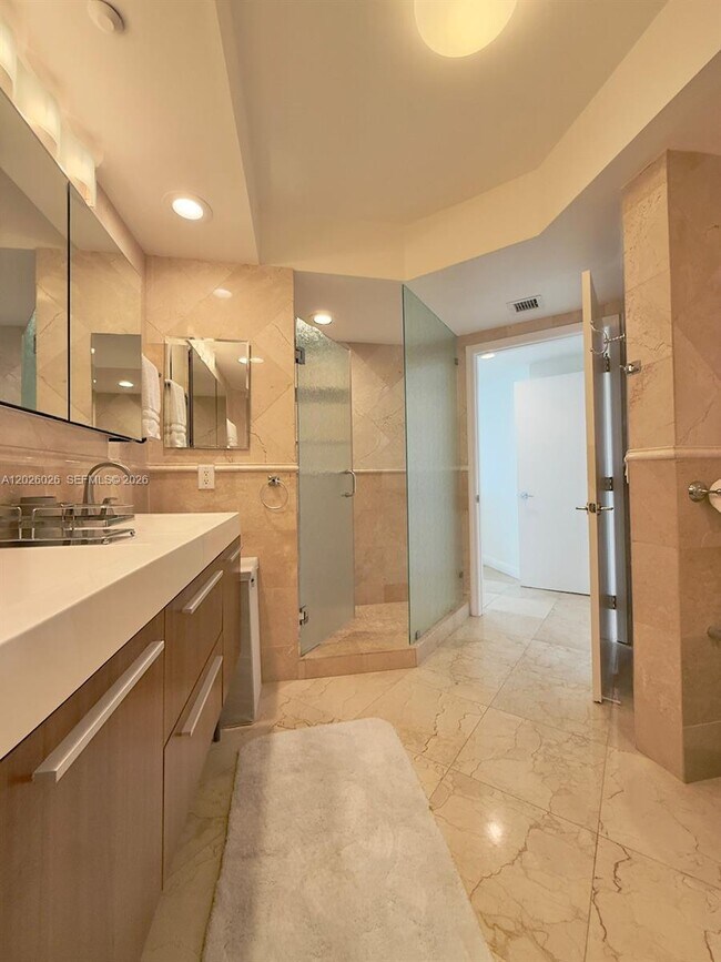 Building Photo - 16400 Collins Ave