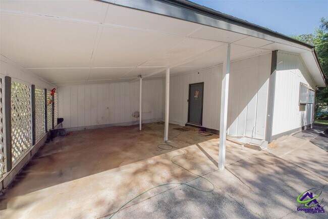 Building Photo - 205 Lake Placid Dr
