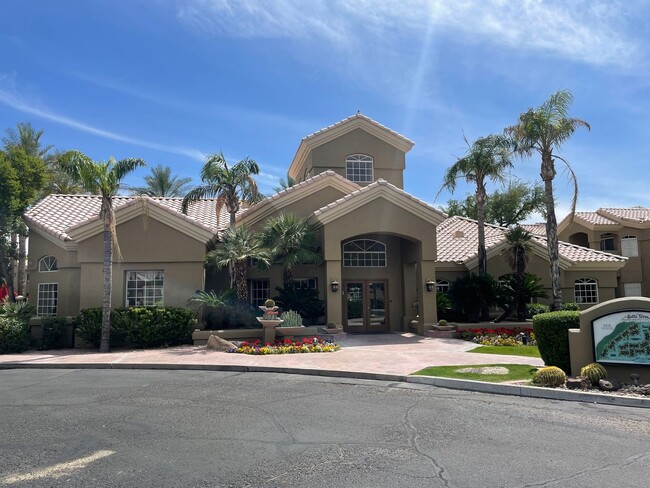 Building Photo - Stunning 3 Bedroom Condo In Scottsdale!