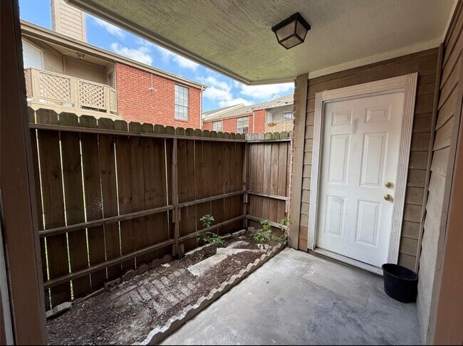 Building Photo - 12500 Sandpiper Dr