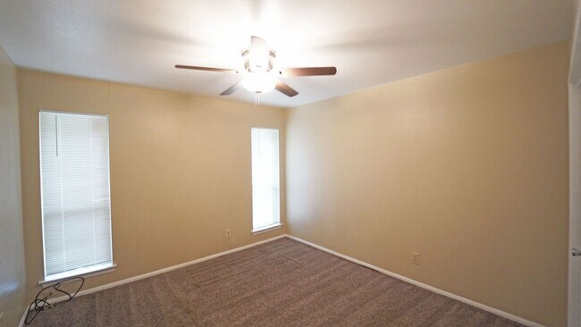 Building Photo - ASK ABOUT OUR $0 SECURITY DEPOSIT MOVE IN SPECIAL!! FOR LEASE! 2 Bedroom - 1 Bath - Corner Unit a...