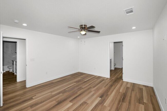 Building Photo - 7624 Woodford Ave