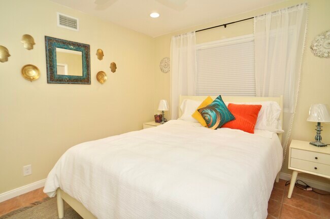 Building Photo - 15341 Vermont St